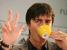 Er hat's geschafft: einmal durch den Raum, ohne etwas zu verschütten. Jogi Löw, Bundestrainer der deutschen Fußballnationalmannschaft.