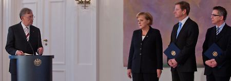 "Es geht auch um mehr als um Wachstum, wie wir es bisher gewohnt waren.": Köhler bei der Ernennung der neuen Bundesregierung mit Kanzlerin Merkel, Außenminister Westerwelle und Innenminister de Maizière..