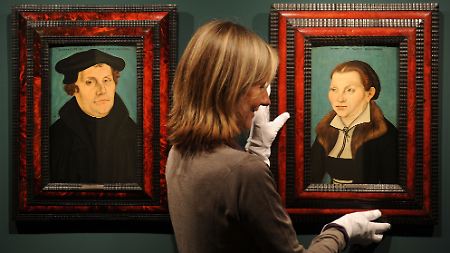 Martin Luther und Katharina von Borer in der Kunstsammlung Böttcherstraße in Bremen. Links eines der zahlreichen Luther-Porträts von Lucas Cranach.