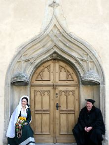 Peter Luther, 14. Generation aus der Linie des Bruders von Martin Luther , und Wiebke Bang als Lutherpaar auf dem 14. Wittenberger Stadtfest 2007.