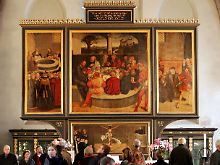 Der berühmte Flügelalter von Cranach in der Wittenberger Stadtkirche. Mit Barbara Cranach im dicken Pelz von hinten (linker Flügel)?