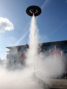 "X-perimenta" 2009 in Kiel: Ein raketengetriebenes "UFO" steigt vor der Sparkassen-Arena in den Himmel.