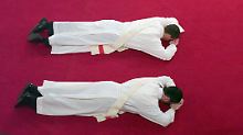 Zum Zeichen der Demut liegen angehende Priester bei ihrer Weihe auf dem Boden. Die Zahl der Priester in Deutschland und Österreich sinkt kontinuierlich.