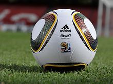Den offiziellen Spielball stellt Adidas.