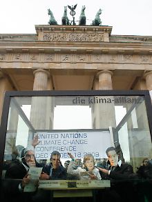 Eine Aktion der "klima-allianz" vor dem Brandenburger Tor …