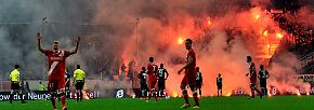 Relegationsspiel zweimal unterbrochen: Düsseldorf feiert Chaos-Aufstieg