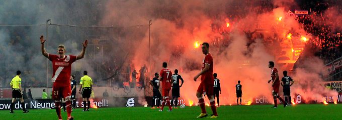 Relegationsspiel zweimal unterbrochen: Düsseldorf feiert Chaos-Aufstieg
