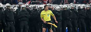 Relegationsspiel zweimal unterbrochen: Düsseldorf feiert Chaos-Aufstieg