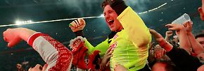 Relegationsspiel zweimal unterbrochen: Düsseldorf feiert Chaos-Aufstieg