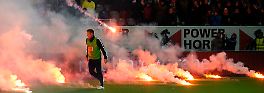 Relegationsspiel zweimal unterbrochen: Düsseldorf feiert Chaos-Aufstieg