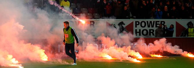 Relegationsspiel zweimal unterbrochen: Düsseldorf feiert Chaos-Aufstieg