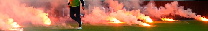 Relegationsspiel zweimal unterbrochen: Düsseldorf feiert Chaos-Aufstieg