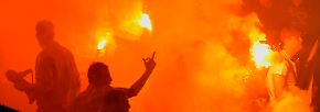 Relegationsspiel zweimal unterbrochen: Düsseldorf feiert Chaos-Aufstieg