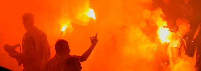 Relegationsspiel zweimal unterbrochen: Düsseldorf feiert Chaos-Aufstieg