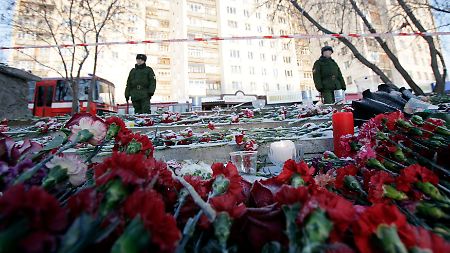 Blumen erinnern vor dem Nachtclub an die Opfer der Katastrophe.