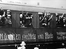 Mobilmachung im August 1914 in Deutschland: Soldaten winken im Glauben an einen schnellen Sieg aus dem Zug, der sie an die Front bringt.
