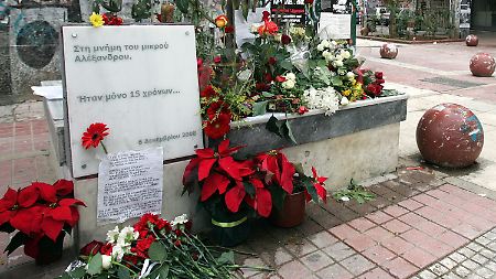 Blumen erinnern an der Stelle, an der Alexandros starb, an den 15-Jährigen.