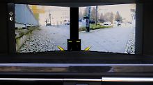 Kein Hindernis in Sicht: So kann der Fahrer per Side-View auch unübersichtliche Ecken kontrollieren.
