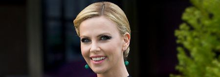 Alleinerziehend und berufstätig, eine Mutter wie du und ich - Charlize Theron.