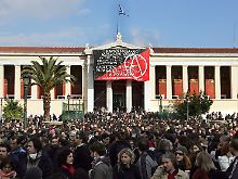 Ein Anarchie-Banner am Universitätsgebäude in Athens Innenstadt.