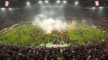 Die Fans konnten es nicht abwarten, auf den Platz zu laufen.
