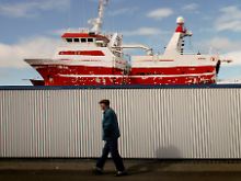 Trawler im Reykjaviker Trockendock: Wenn das mit dem Beitritt klappen soll, dürften für die isländische Fischerei auch bald europäische Richtlinien gelten.