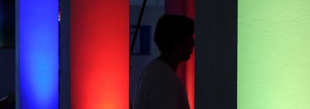 Licht-Kunst-Ausstellung im Flur des Kieler Landeshauses zeigt die Parteifarben der künftigen Landesregierung.