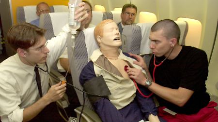 Simulation im Flugzeug: Infarkt-Patienten sollten mit erhöhtem Oberkörper gelagert werden. 