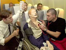 Bei einem Herzinfarkt zählt jede Minute. Hier trainieren Flugbegleiter das richtige Verhalten, um Leben zu retten. 