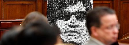 Um seine Ausreise zu verwirklichen, erfährt der blinde Bürgerrechtler Hilfe von allen Seiten. Die USA haben bereits ein Visum in Aussicht gestellt.