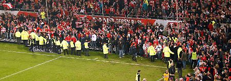 Fans auf dem Feld: Das DFB-Sportgericht muss darüber urteilen, ob das Relegationsrückspiel zwischen Fortuna Düsseldorf und Hertha BSC nach dem Platzsturm der Fortuna-Fans wiederholt wird.