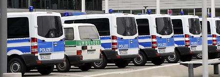 Polizeiaufgebot vor dem Gebäude.