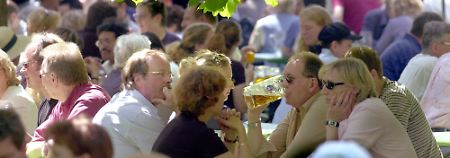 Platz für 7000 Besucher: Der Biergarten am Chinesischen Turm im Englischen Garten ist einer der größten in München. 