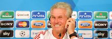 Scherz unter dem Pokal: Jupp Heynckes war vor einem der wichtigsten Spiele der Bayern-Geschichte zu Witzchen aufgelegt.