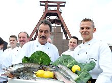 Ruhrgebiets-Gastronomen posieren anlässlich der Kulturhauptstadt 2010: "Wie isst das Ruhrgebiet" ...