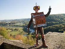 Die Kinderbuchfigur "Ritter Rost" in Hattingen auf der Burgruine Isenburg vor dem Panorama des Ruhrtals: Sie wird Ruhr.2010-Botschafter.