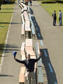Für eines der zentralen Ruhr 2010-Projekte "Stillleben" werden Mitte Juli auf der Ruhrgebietsautobahn A 40 über 60 km zwischen Duisburg und Dortmund gesperrt. Zur Probe wurden im September 2009 schonmal 400 Tische aufgestellt.