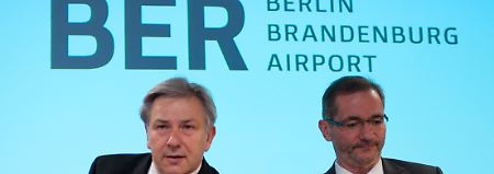 Berlins Bürgermeister Klaus Wowereit (links) und Brandenburgs Ministerpräsident Mathias Platzeck müssen für die verschobene Eröffnung des Berliner Großflughafens die Verantwortung tragen.