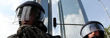 Die Polizei schützt das Bankenviertel.