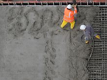 Das sollte halten: Beton und Stahl bei dem vielversprechenden Versuch, unter sachkundiger Anleitung eine dauerhafte Verbindung einzugehen.