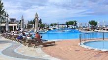 Urlauber am Pool eines Hotels in Chersonissos auf Kreta: in diesem Jahr sind deutlich weniger Gäste als im Vorjahr nach Griechenland gekommen.