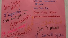 In ihren Muttersprachen haben Frauen in einem Integrationskurs die Wörter "Ich liebe dich" geschrieben. Seit Anfang 2005 gilt das Zuwanderungsgesetz, dessen Kern Integrationskurse bilden.
