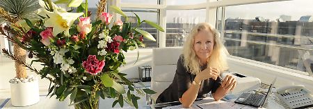 Catherine von Fürstenberg-Dussmann an ihrem Schreibtisch im Büro von "Dussmann das Kulturkaufhaus" in Berlin. 