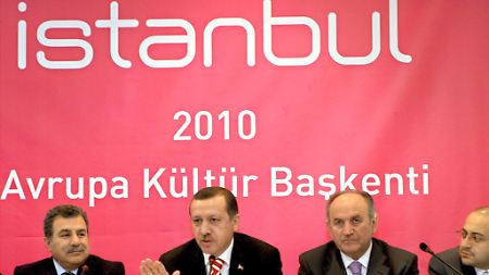 Der türkische Ministerpräsident Tayyip Erdogan mit Istanbuls Gouverneur Guler (l) und Istanbuls Bürgermeister  Topbas (r) bei der Verkündung der frohen Botschaft, dass die Stadt 2010 mit dabei ist (Archivbild von 2006).