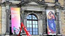 Reproduktion der "Sixtinischen Madonna" von Raffael und ein Werbeplakat in Dresden an der Sempergalerie.