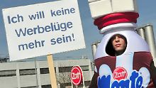 Protestaktion vor der Molkerei Zott in Mertingen.