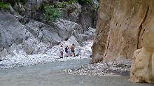 Salih zeigt Touristen in der Sakklinkent-Schlucht, wo es langgeht, damit sie nicht im Wasser landen.