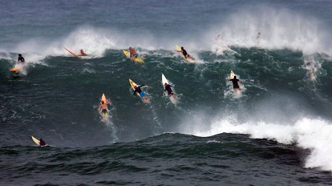 Top-Surfer beim "Eddie" 2009: Riesenwellen auf Hawaii