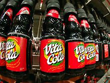 In der Thüringer Waldquell GmbH in Schmalkalden abgefüllte Vita-Cola-Flaschen.