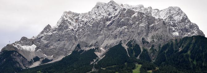 Die schneebedeckte Zugspitze von Ehrwald (Österreich) aus.